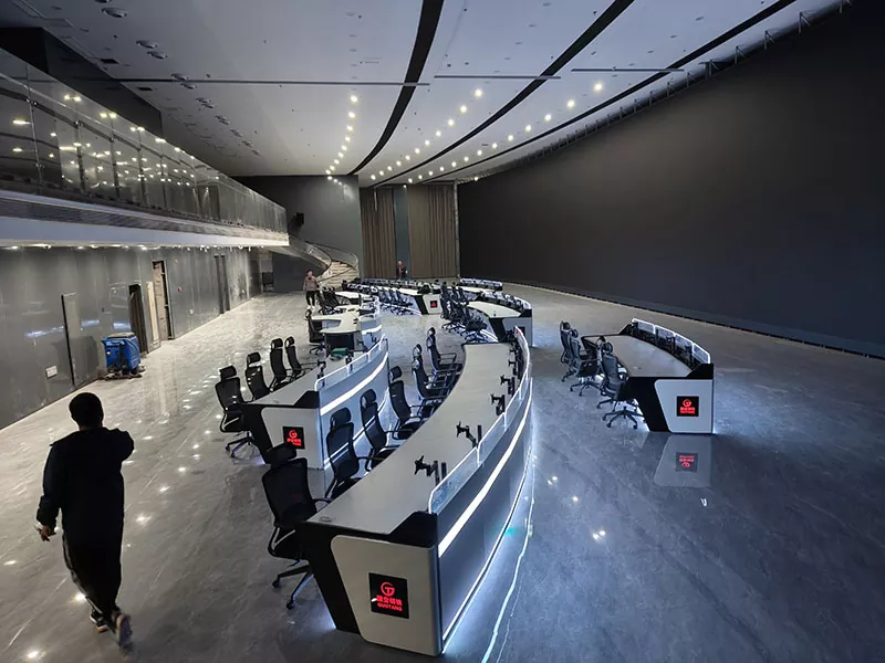 Ívelt monitorozó konzol